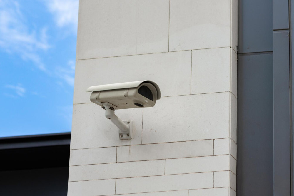 Monitoring w przestrzeni publicznej – jak zwiększa bezpieczeństwo mieszkańców?